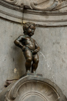 Pinkelnde Bronzestatue eines Jungen
