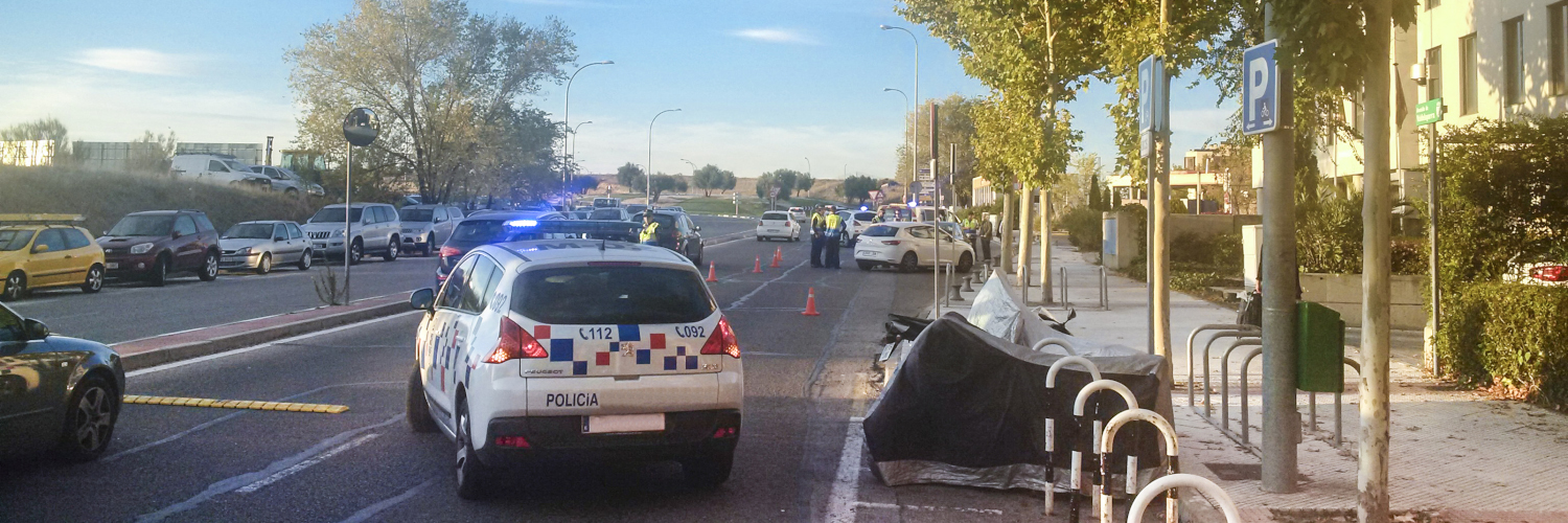 Polizeiauto im Einsatz auf Straße in Spanien