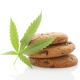 Drei Keks übereinander mit einem grünen Cannabisblatt daneben