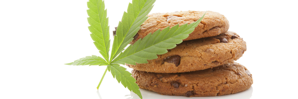 Drei Keks übereinander mit einem grünen Cannabisblatt daneben