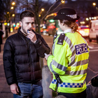 Ein Mann wird im Rahmen einer Verkehrskontrolle mit dem DrugWipe auf Drogen getestet