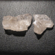 Zwei MDMA Kristalle auf dunklem Untergrund