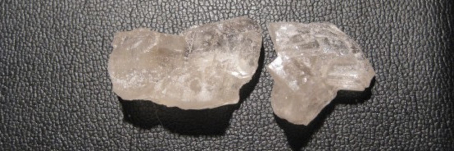 Zwei MDMA Kristalle auf dunklem Untergrund