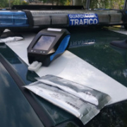 WipeAlyser mit DrugWipe liegt auf dem Dach eines Polizeiautos