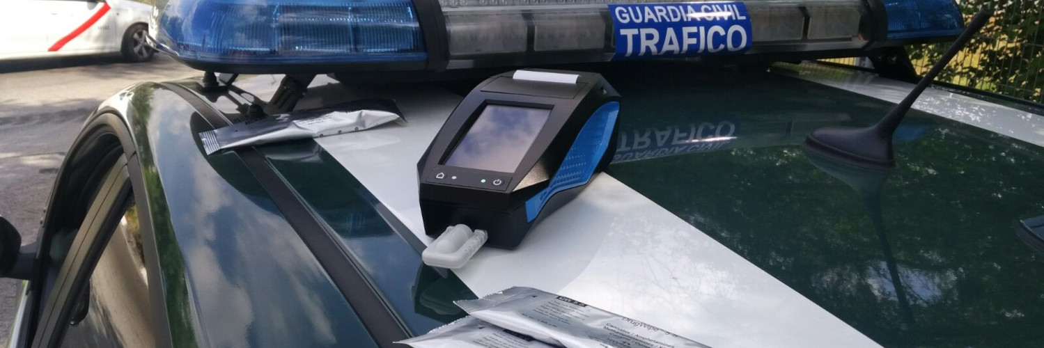 WipeAlyser mit DrugWipe liegt auf dem Dach eines Polizeiautos