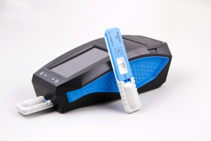WipeAlyser mit DrugWipe daneben Freisteller
