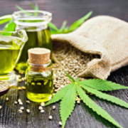 Cannabis Öl, Samen und Blatt auf einem Tisch