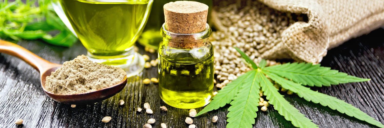 Cannabis Öl, Samen und Blatt auf einem Tisch