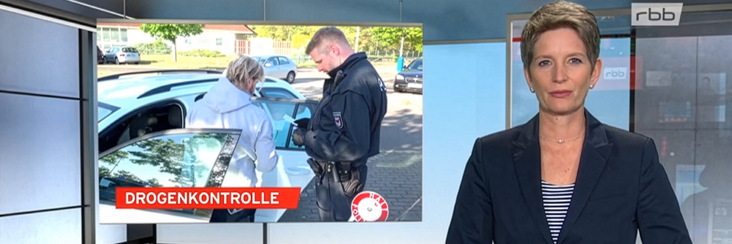 RBB24 Moderatorin mit Bild von Drogenkontrolle im Hintergrund