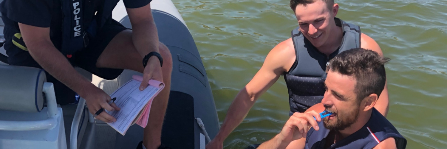 Jetski Fahrer werden mit dem Drogenschnelltest Drugwipe getestet