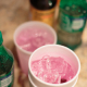 Becher mit rosa Codein-Mixgetränk
