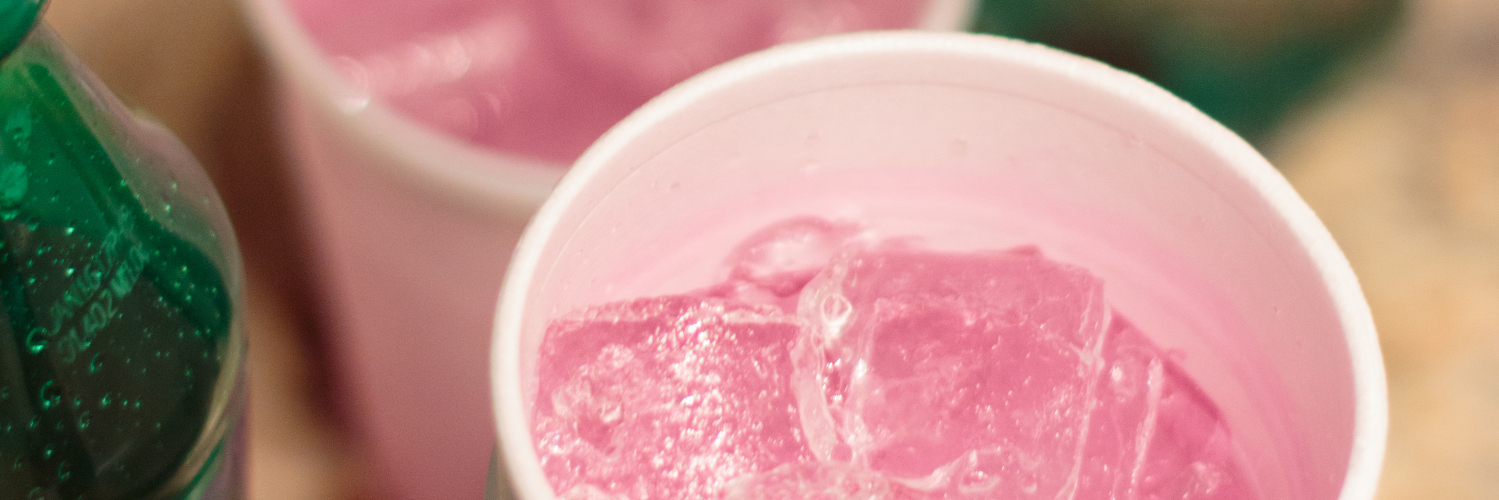 Becher mit rosa Codein-Mixgetränk