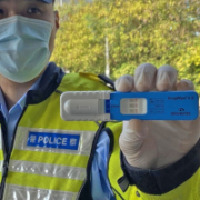 Polizist in Hongkong hält Drogenschnelltest DrugWipe hoch