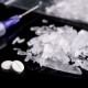 Methamphetamin-Kristalle vor schwarzem Hintergrund