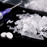 Methamphetamin-Kristalle vor schwarzem Hintergrund