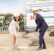 Vorständin Verena Zimmermann und Bürgermeister beim Spatenstich des Firmenneubaus der Securetec AG