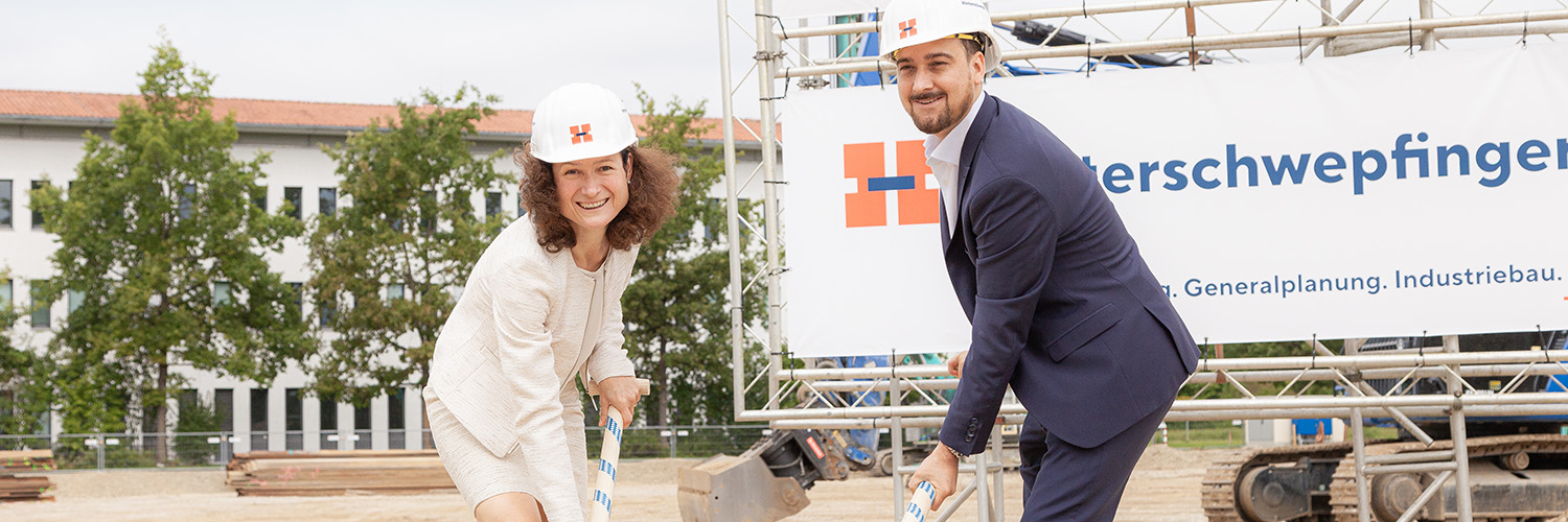 Vorständin Verena Zimmermann und Bürgermeister beim Spatenstich des Firmenneubaus der Securetec AG