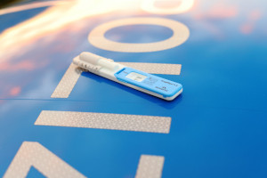 Drogenschnelltest DrugWipe liegt auf Polizeiauto