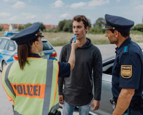 Kontrolle Speicheltest Drogen DrugWipe® S Kontrolle Polizei und junger Mann Speicheltest Drogen DrugWipe® S