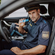 Polizist Kontrolle Speicheltest Drogen DrugWipe® S Polizist Kontrolle Speicheltest Drogen DrugWipe® S