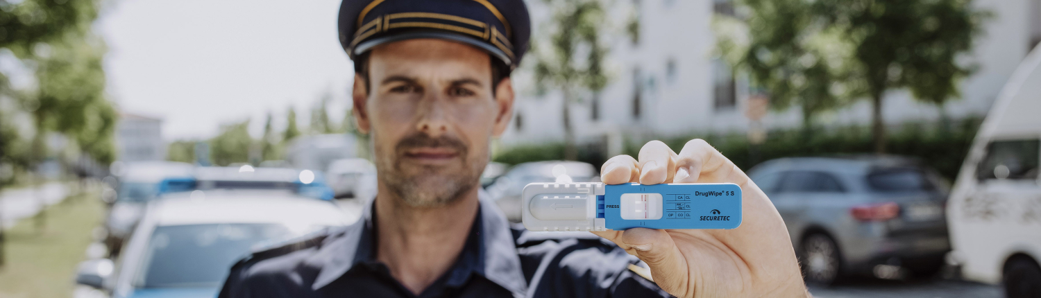 home-3-1 Polizist mit DrugWipe in der Hand