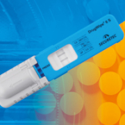 Drogenschnelltest DrugWipe S605G vor blau-orangem Hintergrund