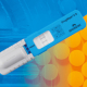 Drogenschnelltest DrugWipe S605G vor blau-orangem Hintergrund