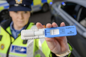 Irische Polizistin hält DrugWipe hält S 605 G in der Hand