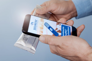 Smartphone liest QR-Code zum Anwendungsvideo des DrugWipe 6 S aus