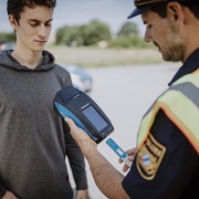 _MG_3436_results_interpretation_with_WipeAlyser_300dpi WipeAlyzer in den Händen einer Verkehrskontrolle auf der Straße