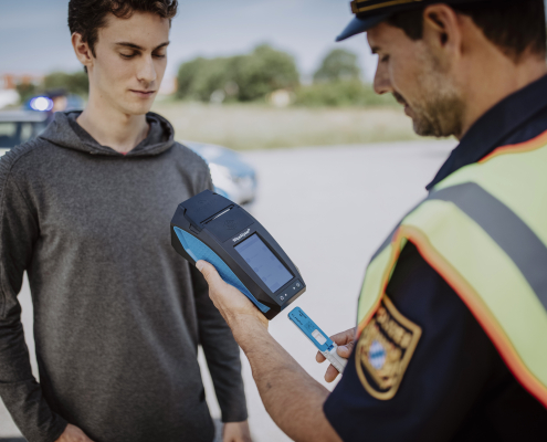 _MG_3436_results_interpretation_with_WipeAlyser_300dpi WipeAlyzer in den Händen einer Verkehrskontrolle auf der Straße