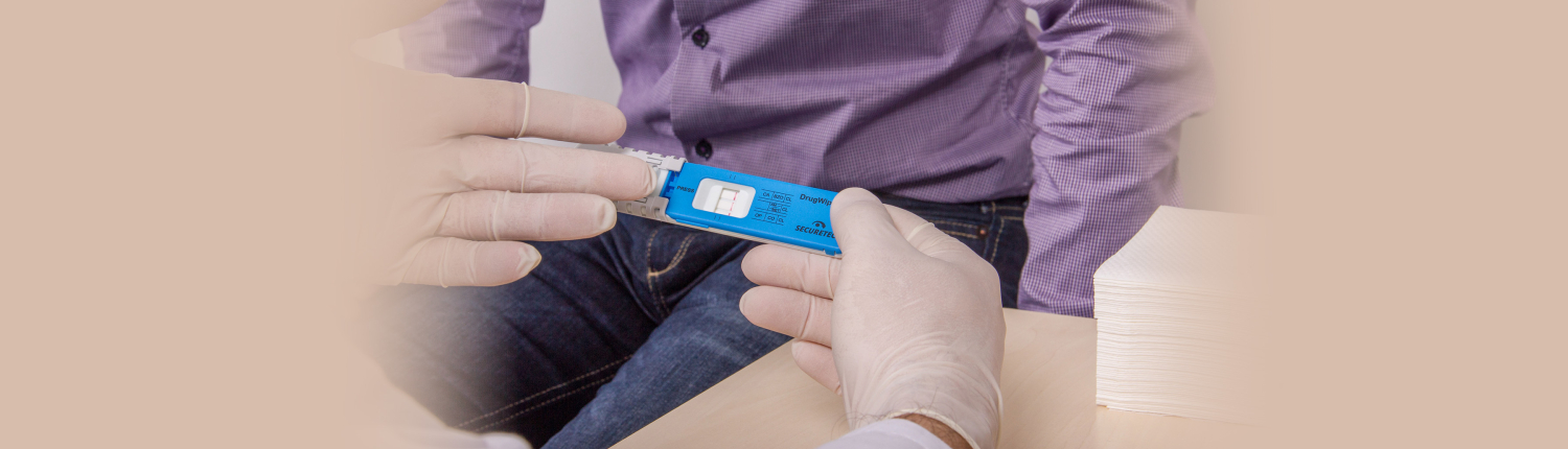 drogenscreening-unternehmen-3-1 Drogentest in den Händen eines Arztes, im Hintergrund ein Patient