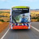 Australische Landschaft mit Bus der Highway Patrol und Aufschrift Mobile Drug Testing