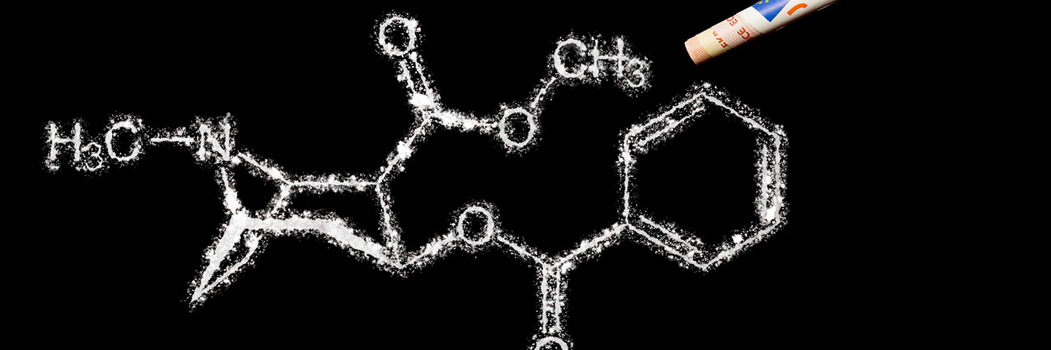 Chemische Struktur von Kokain aus weißem Pulver mit gerolltem Geldschein
