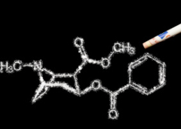 Chemische Struktur von Kokain aus weißem Pulver mit gerolltem Geldschein