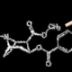 Chemische Struktur von Kokain aus weißem Pulver mit gerolltem Geldschein
