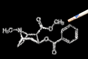 Chemische Struktur von Kokain aus weißem Pulver mit gerolltem Geldschein