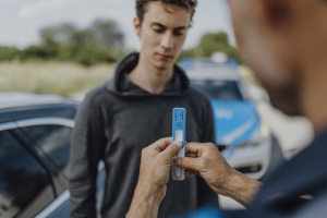Drogentest mit Drogenschnelltest DrugWipe bei einer Verkehrskontrolle
