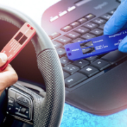 Drogenschnelltest DrugWipe A+F auf einer Tastatur und einem Lenkrad