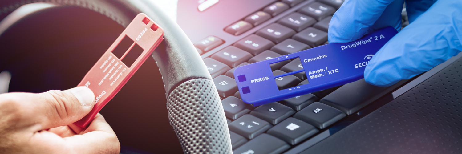 Drogenschnelltest DrugWipe A+F auf einer Tastatur und einem Lenkrad