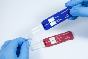 Drogenschnelltest DrugWipe A + F vor weissem Hintergrund mit zwei Händen