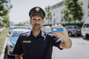 Polizist hält den Drogenschnelltest DrugWipe 5 S in die Kamera