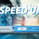 Der Drogenschnelltest DrugWipe 5 S mit dem Schriftzug Speed Up und einem Auto im Hintergrund