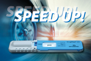 Der Drogenschnelltest DrugWipe 5 S mit dem Schriftzug Speed Up und einem Auto im Hintergrund