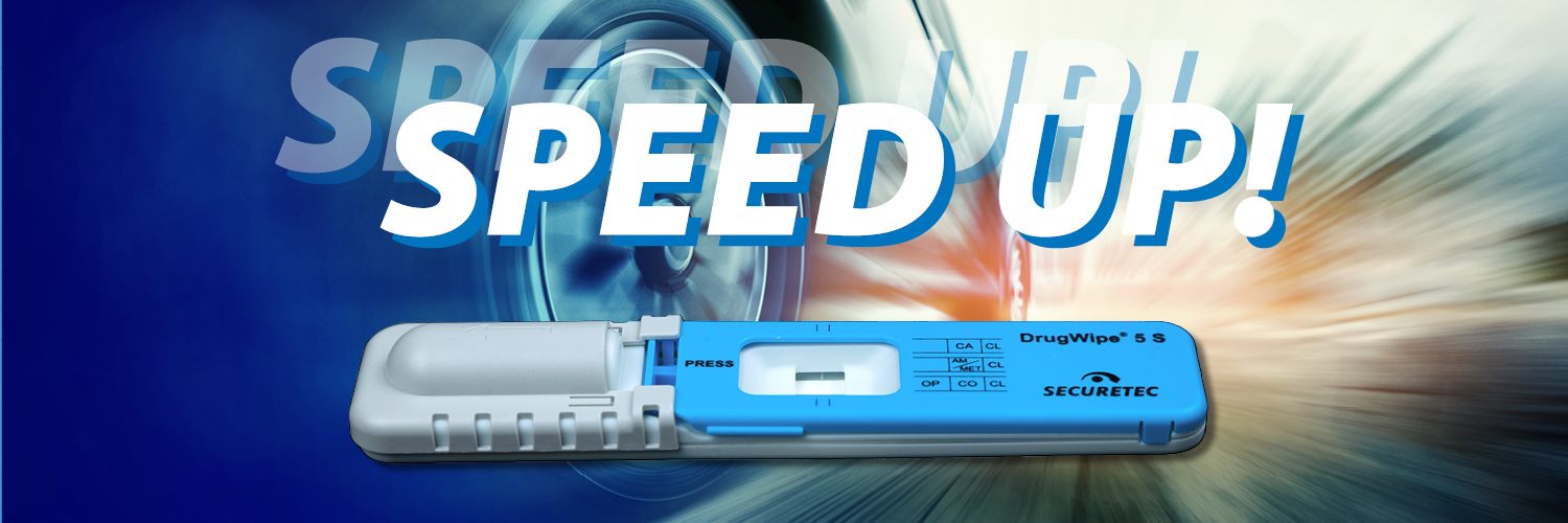 Der Drogenschnelltest DrugWipe 5 S mit dem Schriftzug Speed Up und einem Auto im Hintergrund
