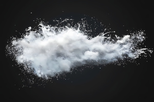 Wolke aus weißem Kokainpulver vor schwarzem Hintergrund