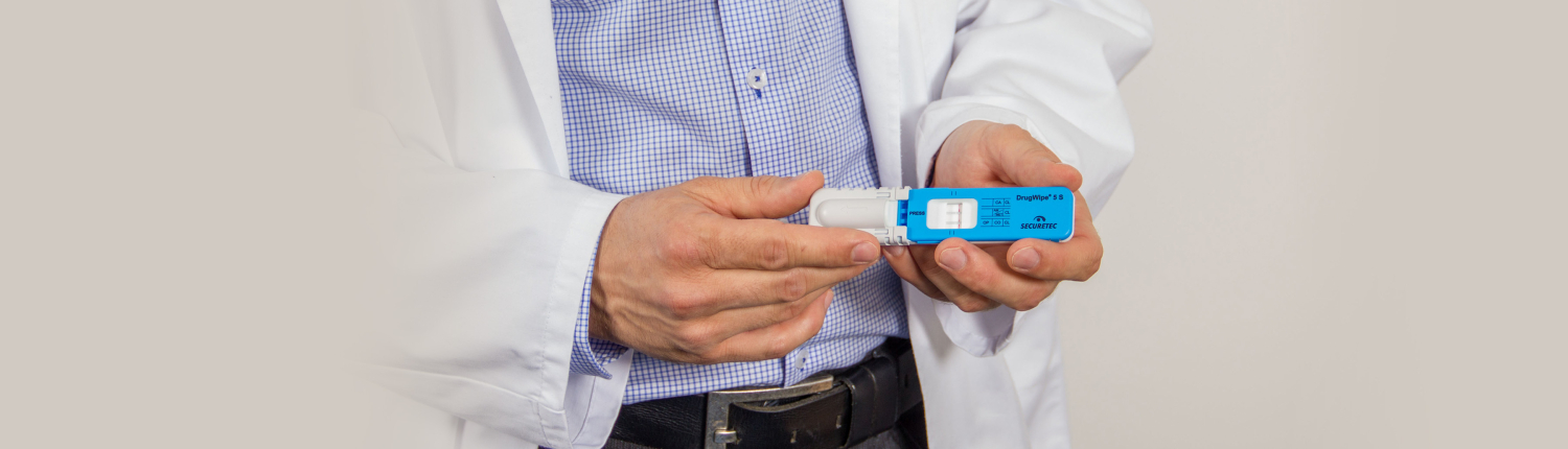diagnostik-3-1 DrugWipe Test in der Hand eines Mannes mit Arztkittel