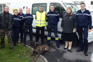 Das Team von Chris-Elo vor einem weißen Transporter