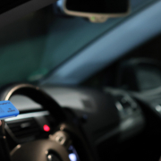 Ergebnis des Drogentest DrugWipe wird Fahrer bei Verkehrskontrolle gezeigt