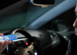 Ergebnis des Drogentest DrugWipe wird Fahrer bei Verkehrskontrolle gezeigt